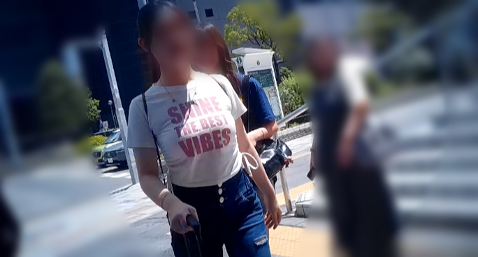 (8名収録)エロカワ爆乳女子大生の電車待ちする光景など