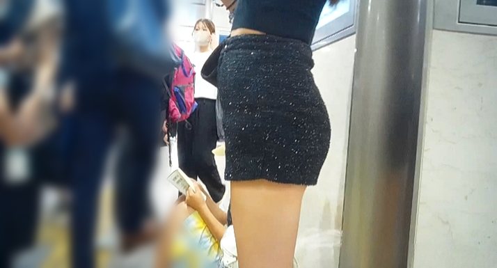 (8名収録)エロカワ爆乳女子大生の電車待ちする光景など