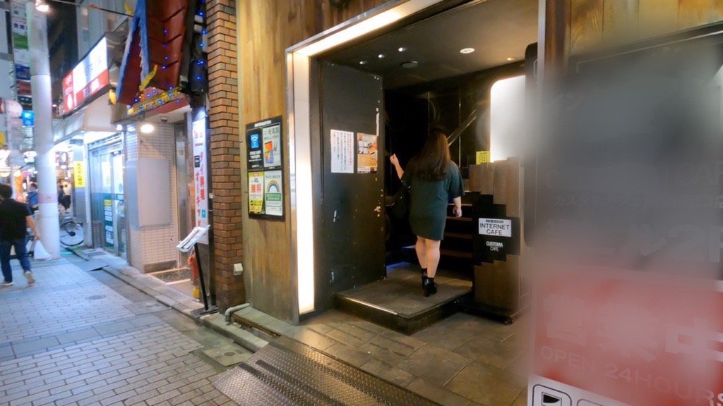 【ネットカフェ個室まで追跡！下着剥取り！追いかけ痴かん盗撮第6弾撮影】超爆乳をお触り&盗撮