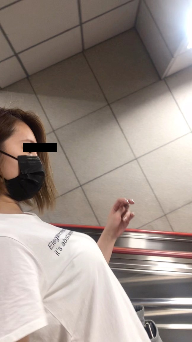 【横からの眺め14】Ｔシャツの中で暴れるオッパイに釘付け