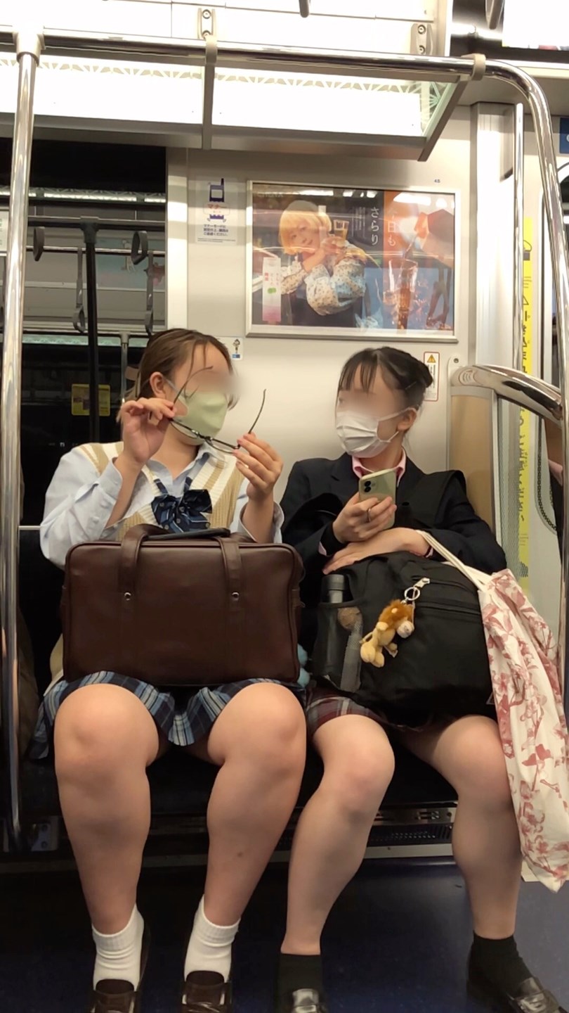 【放課後の眺め5（後編）】電車内の二人組ＪＫを観察 gallery photo 1