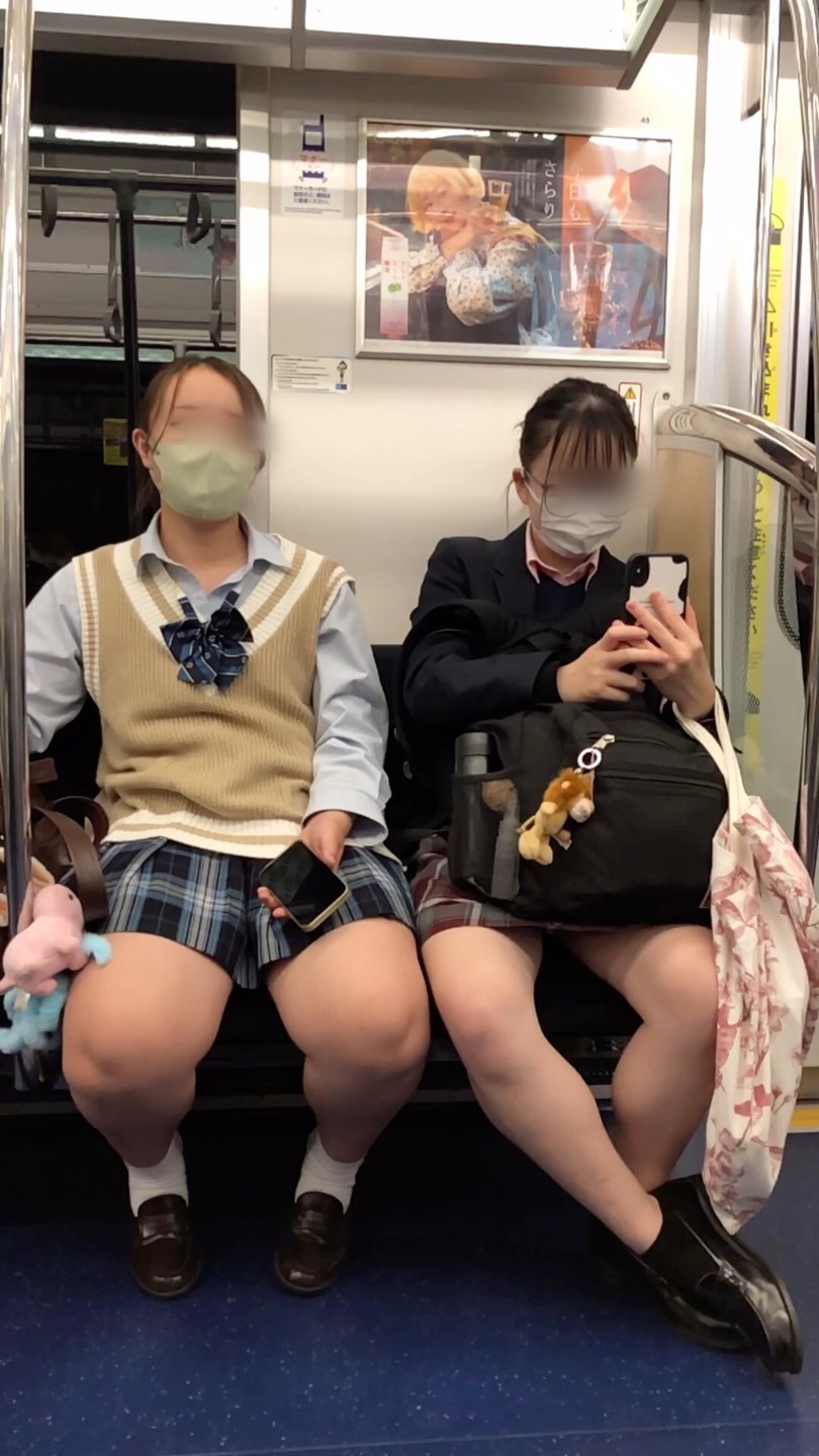 【放課後の眺め5（後編）】電車内の二人組ＪＫを観察 gallery photo 2