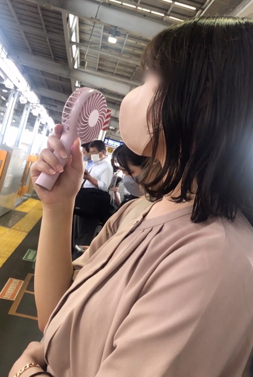 【すぐそこの眺め17】電車待ちのカワイイＯＬを間近で！