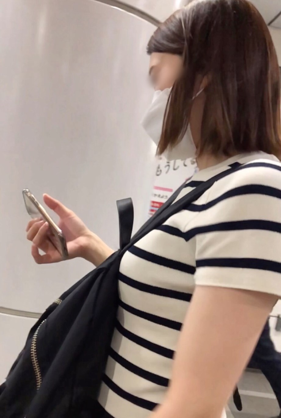 【再販】【横からの眺め71】前掛けリュックで強調されたＦカップの巨乳！