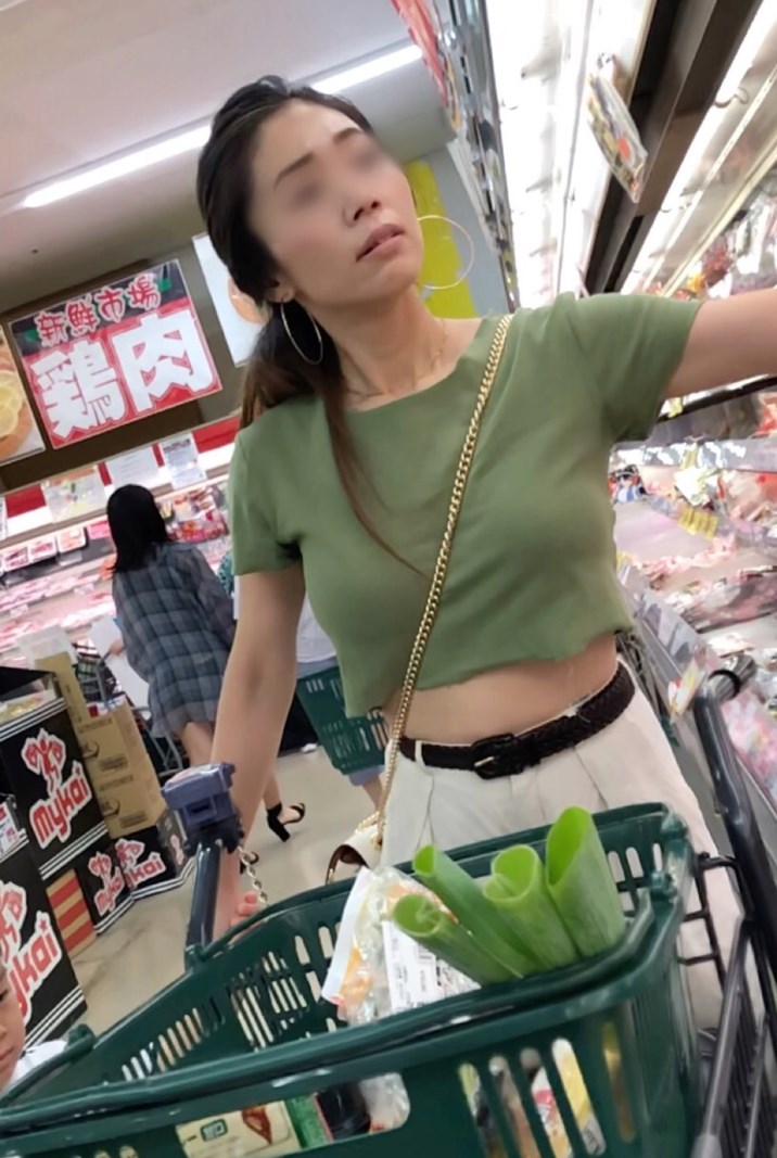 【お買い物中の眺め59】くびれ美人の若奥様のパイスラ巨乳を追いかけて！