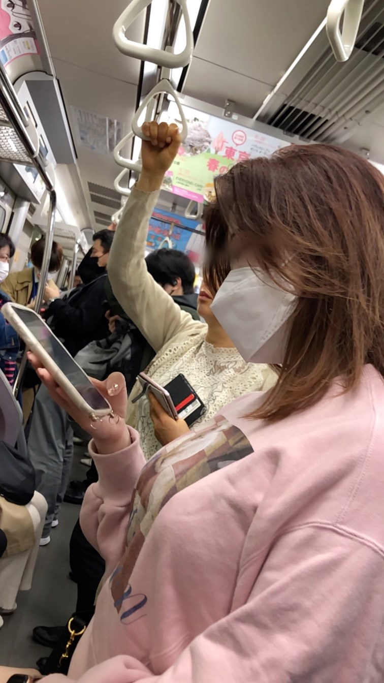 【すぐそこの眺め84】電車内でちょいポチャＯＬの爆乳に釘付け！