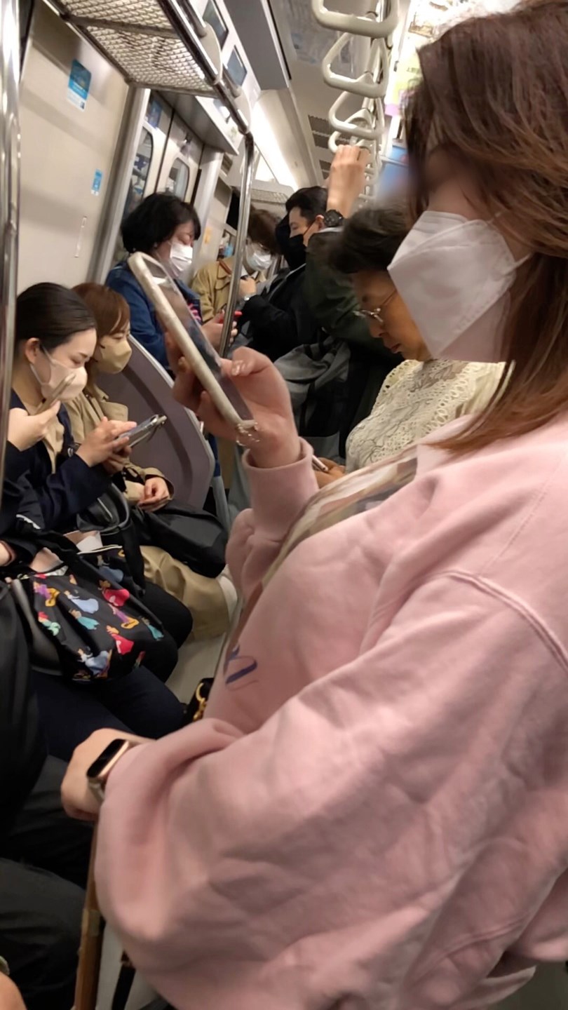 【すぐそこの眺め84】電車内でちょいポチャＯＬの爆乳に釘付け！ gallery photo 1