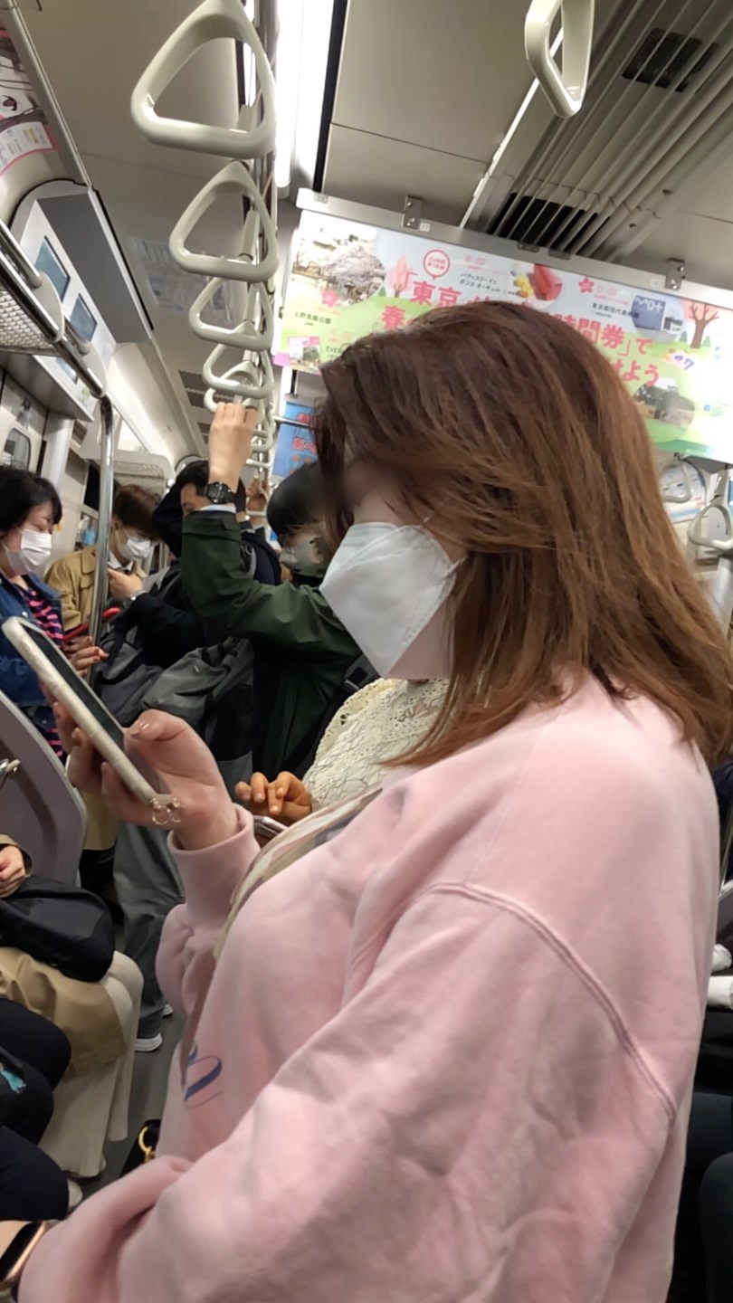 【すぐそこの眺め84】電車内でちょいポチャＯＬの爆乳に釘付け！ gallery photo 2