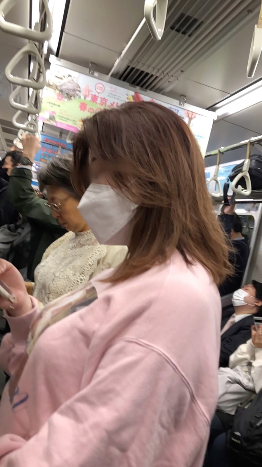 【すぐそこの眺め84】電車内でちょいポチャＯＬの爆乳に釘付け！ gallery photo 4