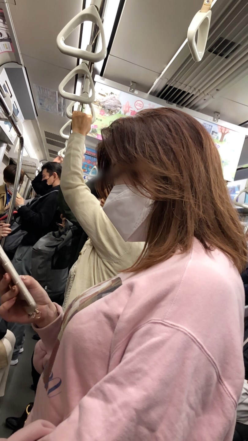 【すぐそこの眺め84】電車内でちょいポチャＯＬの爆乳に釘付け！ gallery photo 5