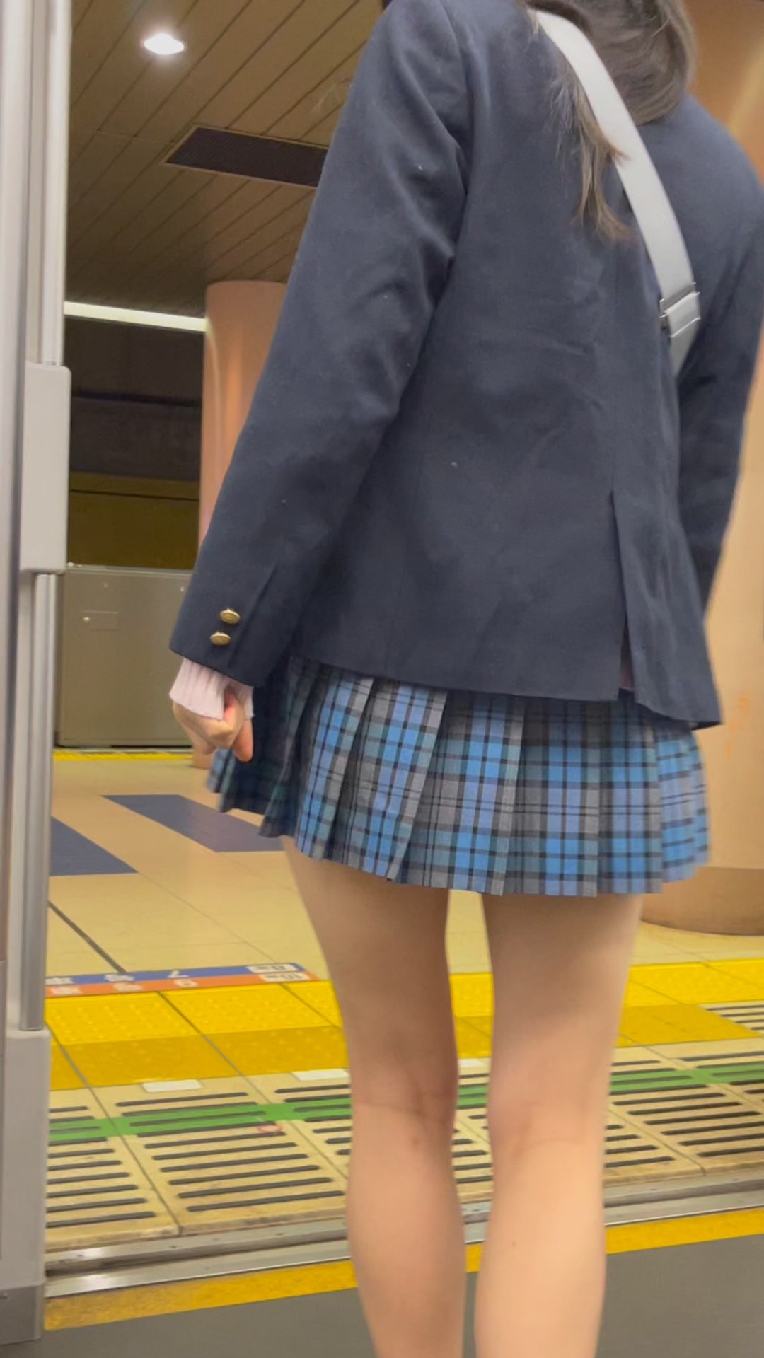 Jk盗撮日記59 青チェック激カワミニスカ美脚jkアイドルを電車内で盗撮【オデコ出しver・※30分超の超完全版】 ミニスカハンター