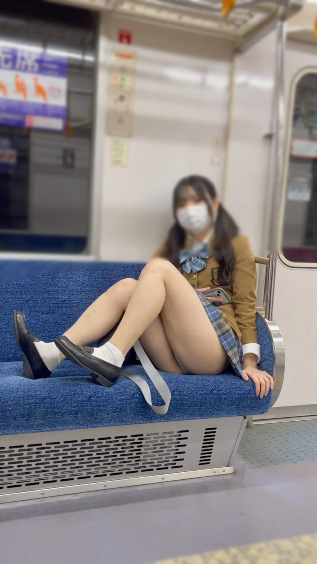 JK盗撮日記108 祝新年一発目！！続・超大人気東京○川女子ゆるふわツインテJKを電車内とエスカで盗撮【※完全主観25分超撮影】