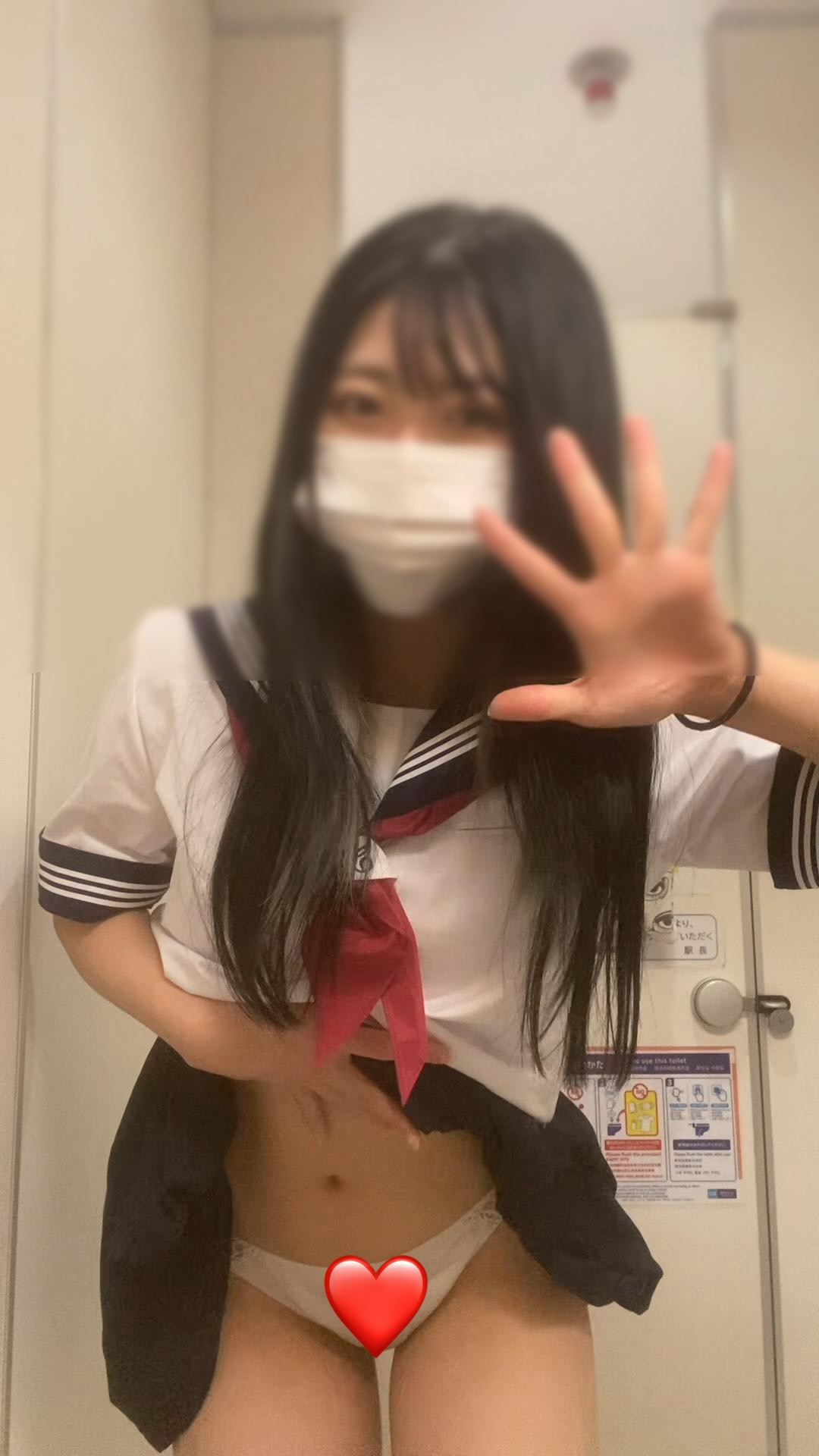 JK盗撮日記132  大人気のあの子が制服で登場！！モデル級の激カワミニスカセーラーJKを電車内とトイレ内で盗撮【※完全主観23