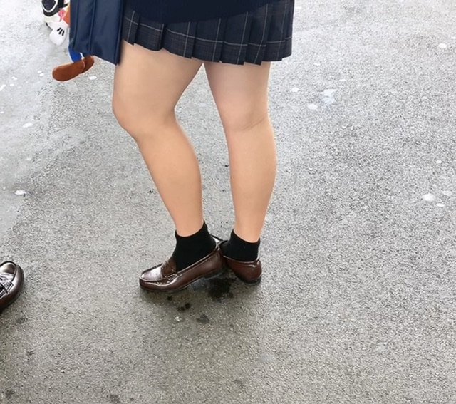 〈街中撮影〉靴脱ぎミニスカJK