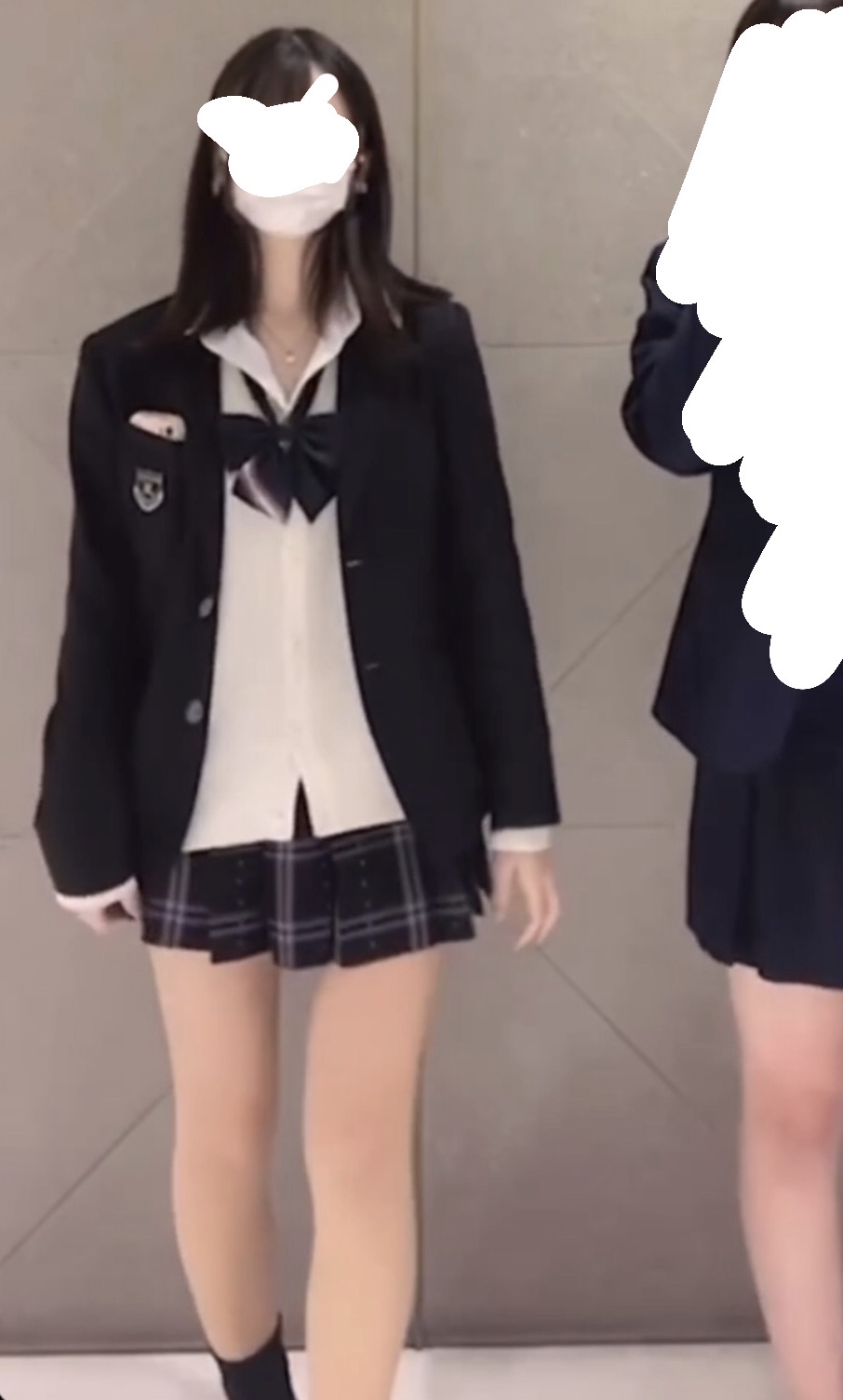 【ミニスカJK】激カワミニスカ制服JKをエスカで逆撮！