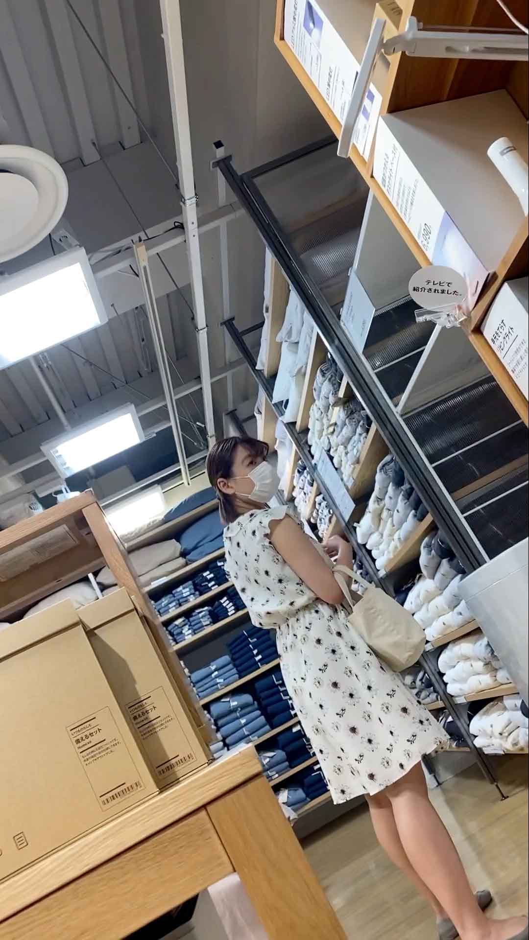 【パンチラ盗撮】パンツも洋服も一面お花畑な品行方正清楚系女子大生の放課後ショッピングを激撮