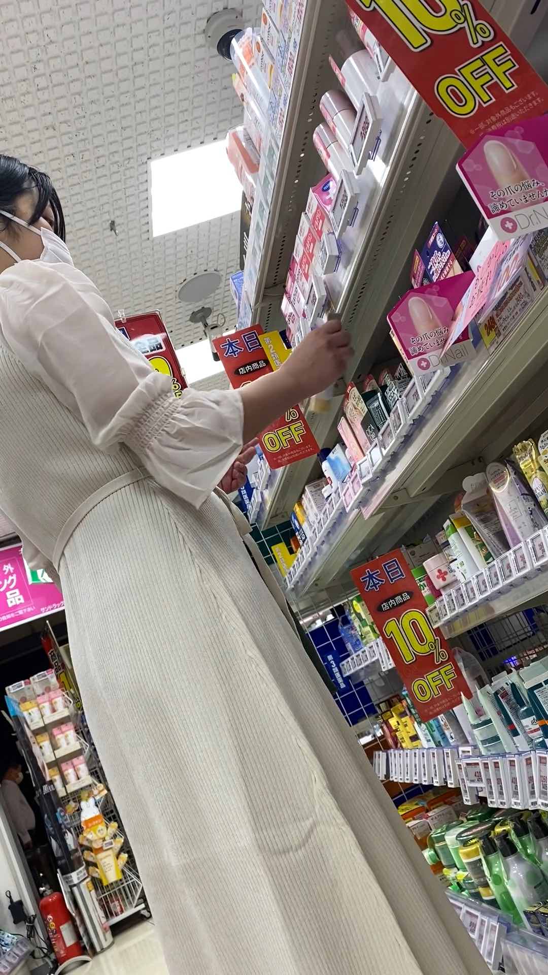 【パンチラ盗撮】前回試着室に仕込んだカメラに引っかかったボーイッシュ系巨乳素人娘を追撮 gallery photo 1