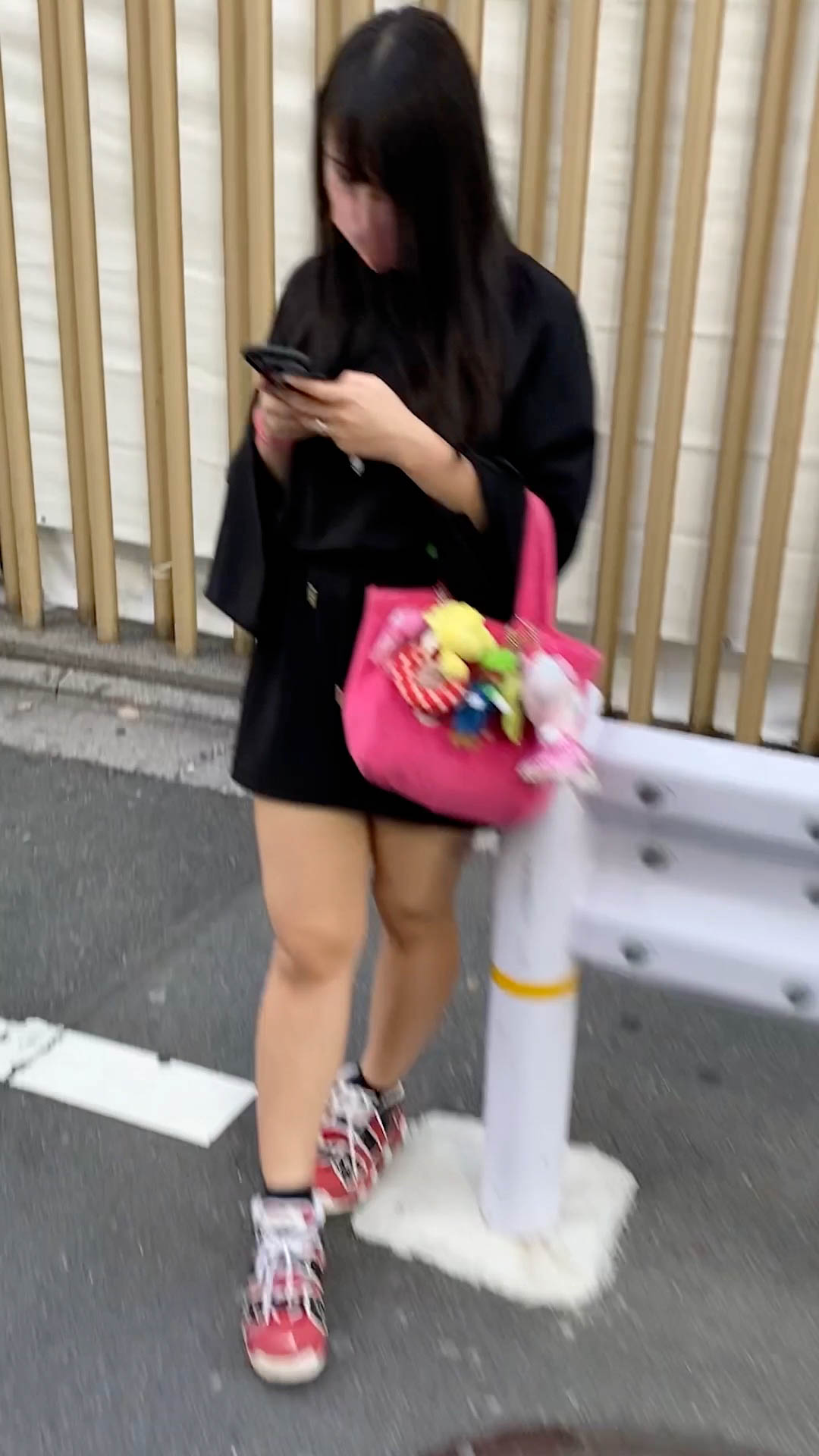 【パンチラ盗撮】歌◯伎町にある某交縁のラブホから出てきたぴえん系炉利円光少女を追撮 part.1 gallery photo 1