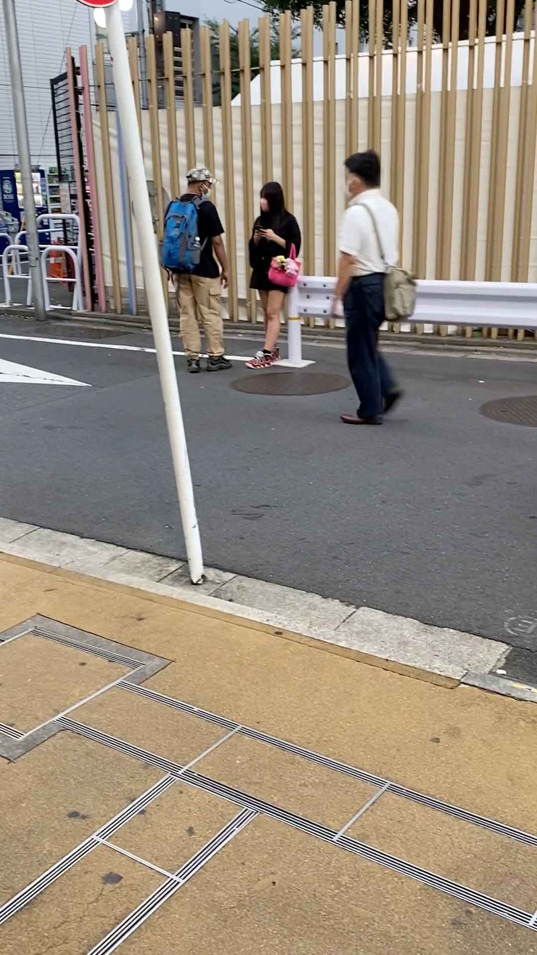 【パンチラ盗撮】歌◯伎町にある某交縁のラブホから出てきたぴえん系炉利円光少女を追撮 part.1 gallery photo 4