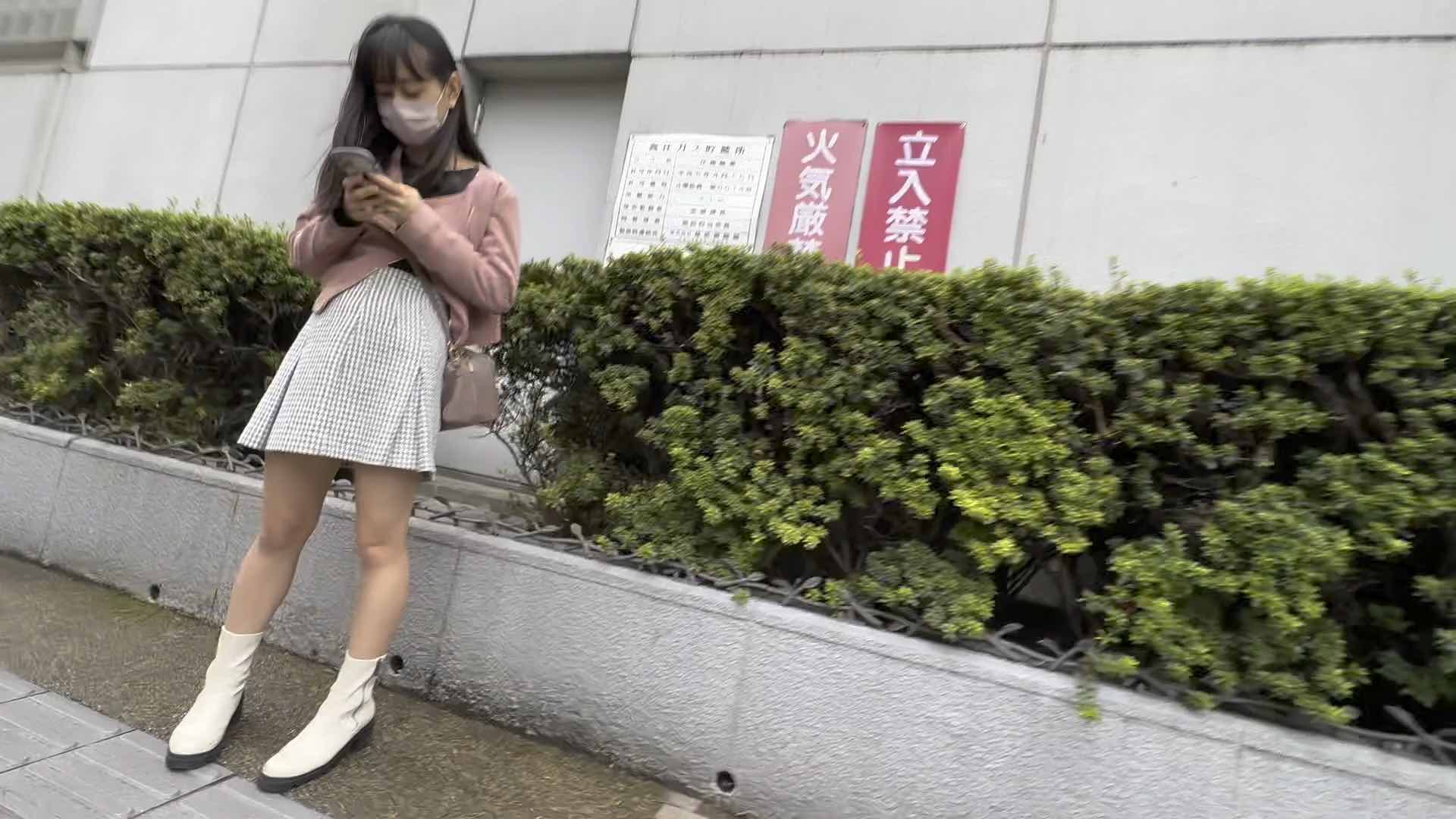 【パンチラ盗撮】歌◯伎町にある例の交縁で地下アイドル風円◯少女を追撮 part.2