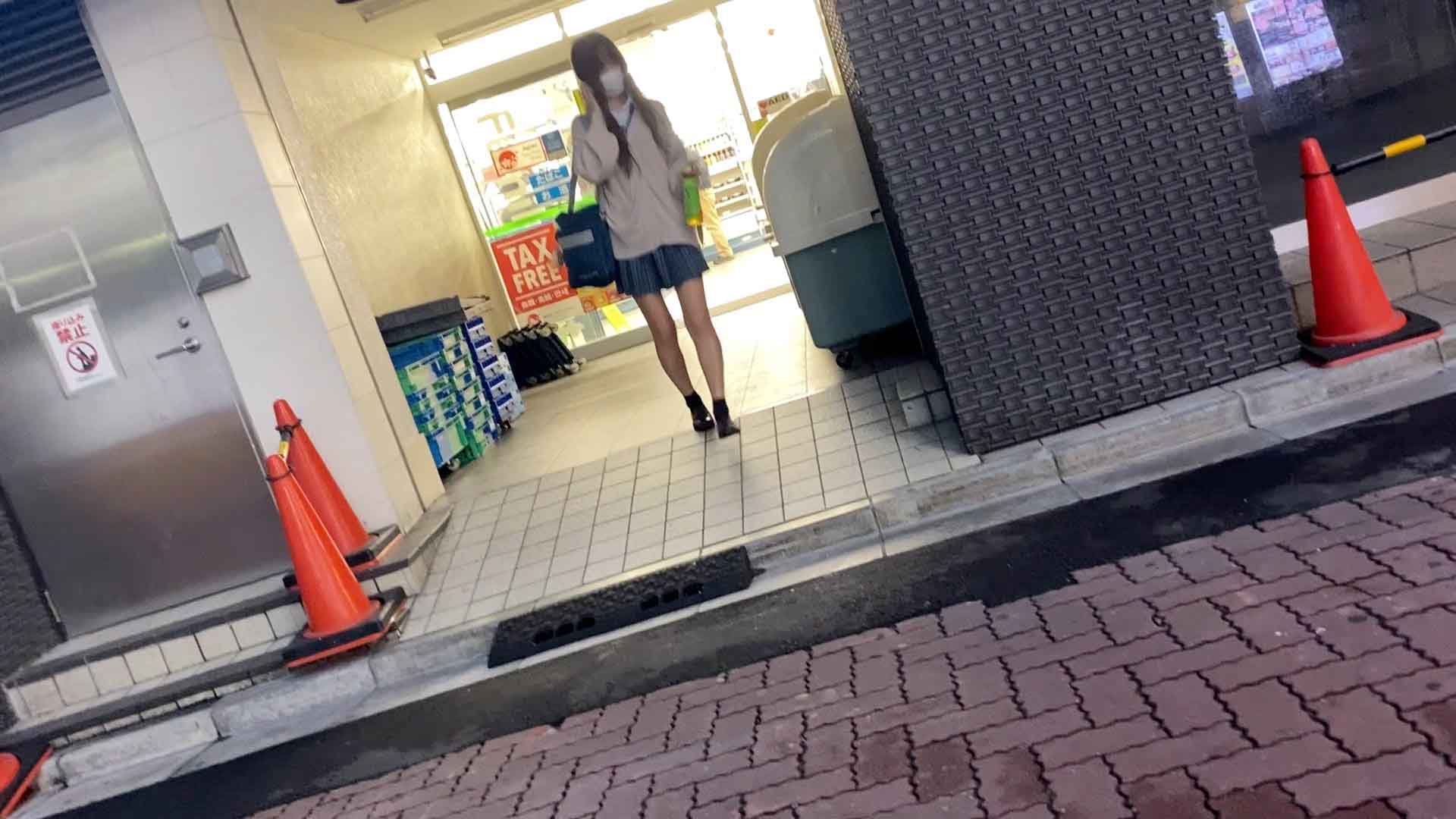 【パンチラ盗撮】放課後に歌◯伎町で遊んでいた無垢な生娘 女子K生の生理用ナプキンはみ出しパンツを凸撃