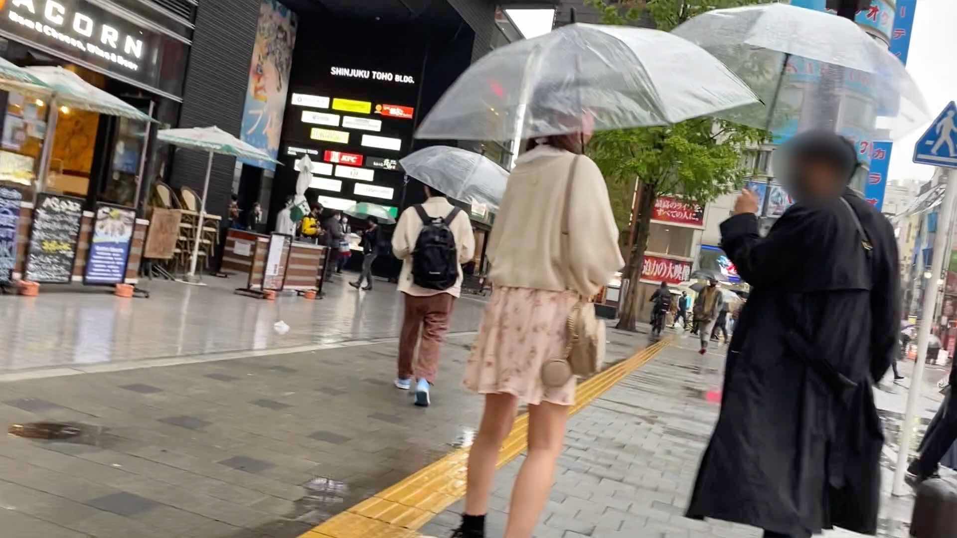 【パンチラ盗撮】町中で声かけられまくりのぴえん系ト◯横キッズの純白パンツを凸激撮