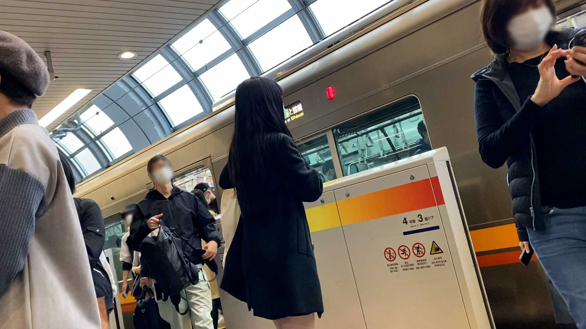 【パンチラ盗撮】街中で偶然見つけたスレンダー黒髪清楚系美少女のパンツを電車内まで追いかけて隠撮