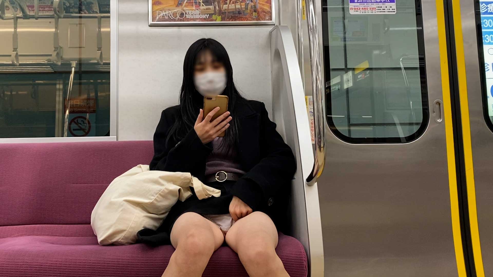 【パンチラ盗撮】街中で偶然見つけたスレンダー黒髪清楚系美少女のパンツを電車内まで追いかけて隠撮