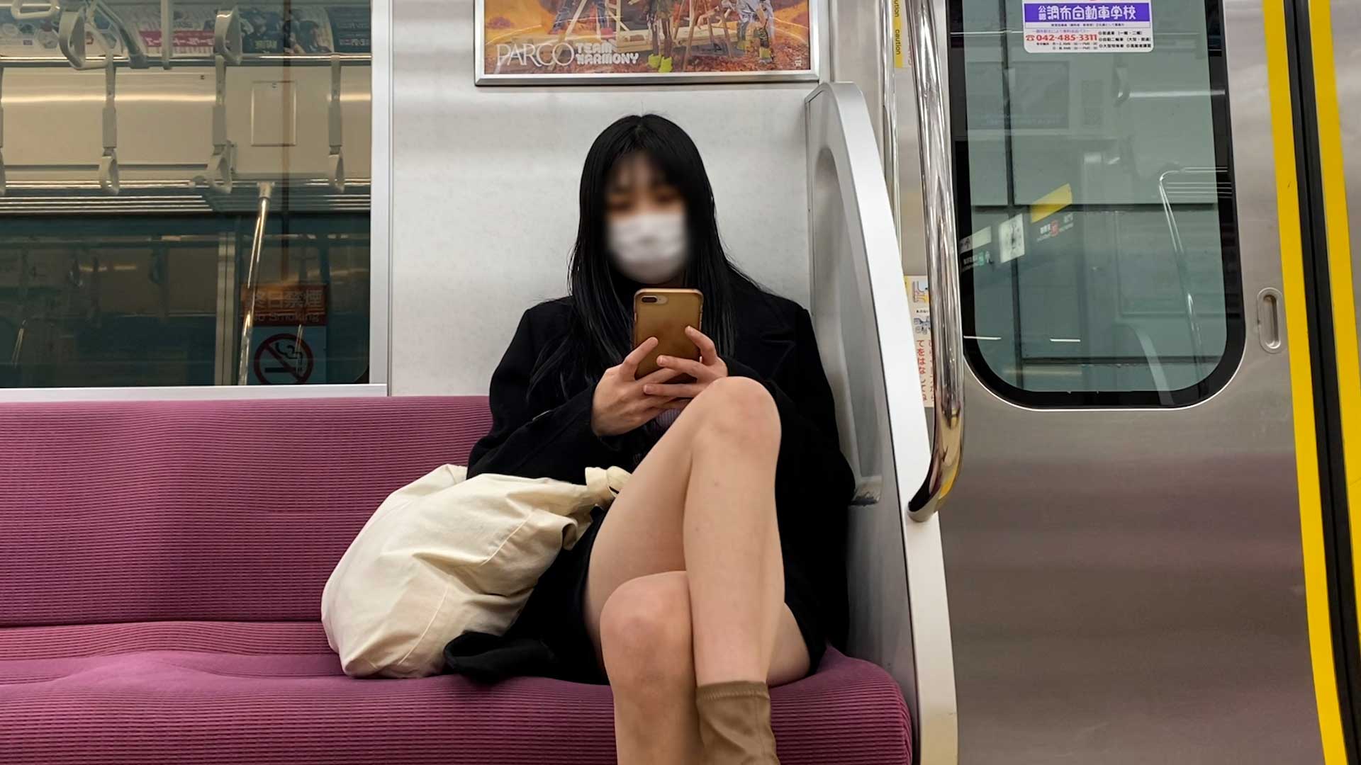 【パンチラ盗撮】街中で偶然見つけたスレンダー黒髪清楚系美少女のパンツを電車内まで追いかけて隠撮 gallery photo 4