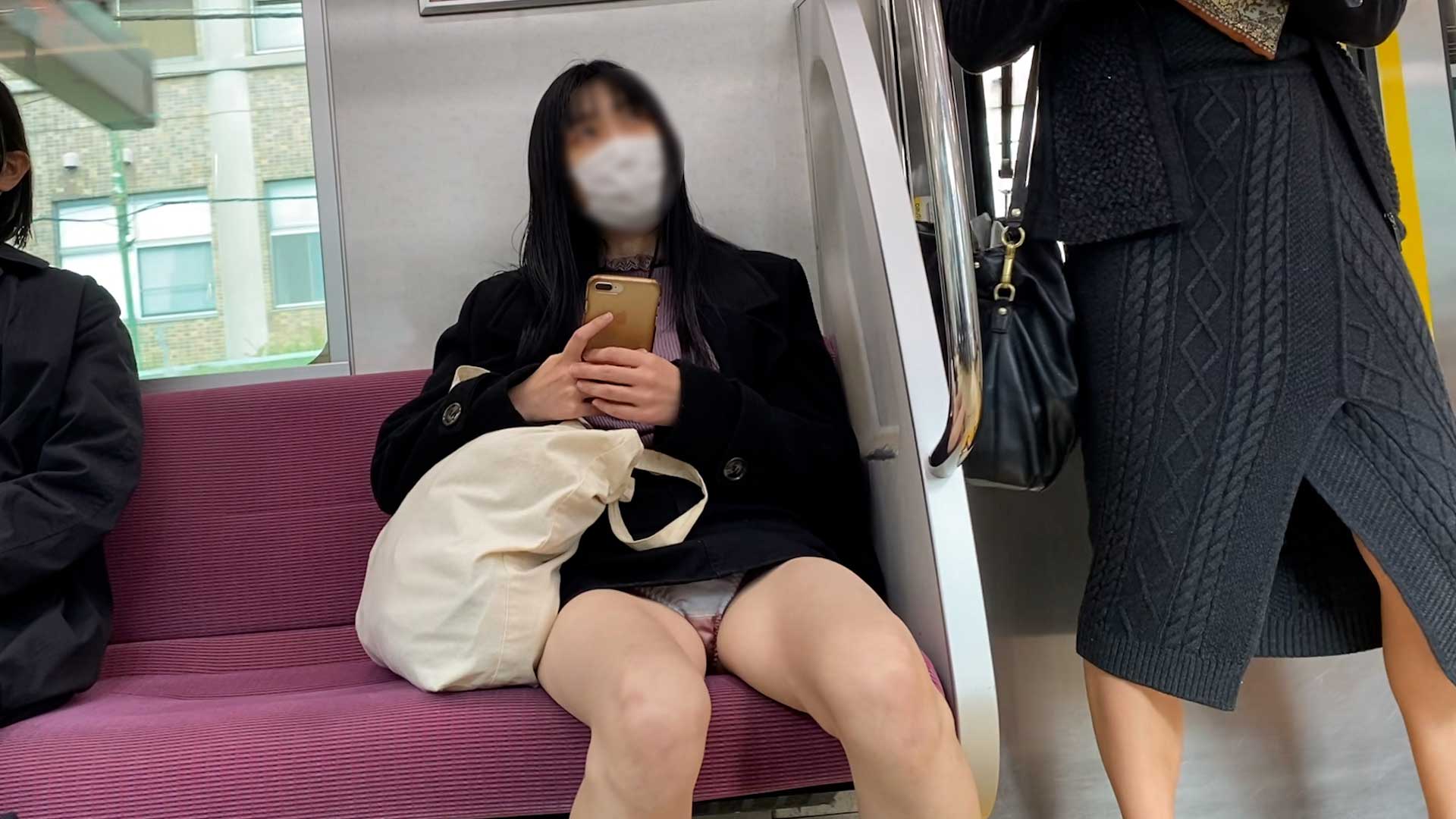 【パンチラ盗撮】街中で偶然見つけたスレンダー黒髪清楚系美少女のパンツを電車内まで追いかけて隠撮