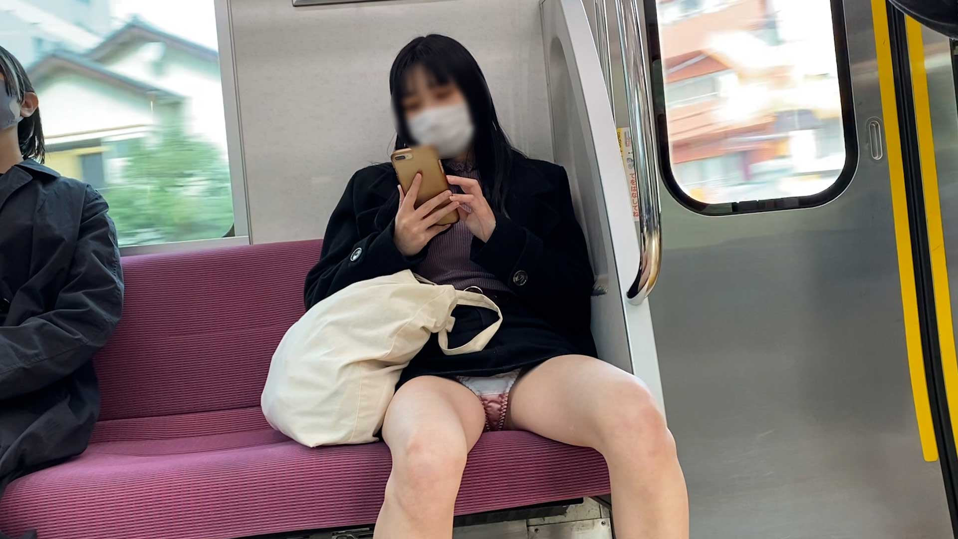 【パンチラ盗撮】街中で偶然見つけたスレンダー黒髪清楚系美少女のパンツを電車内まで追いかけて隠撮 gallery photo 6