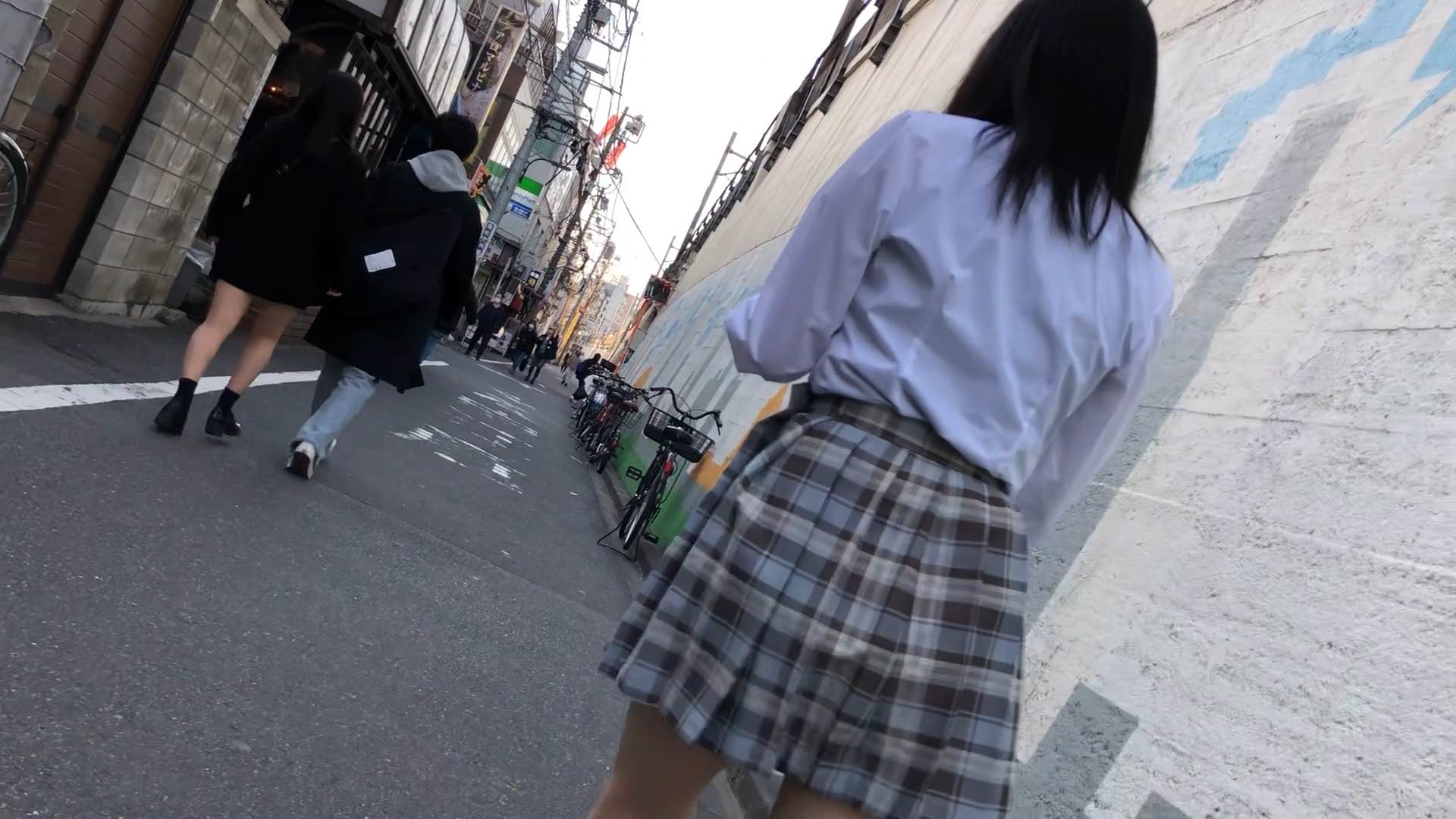 【パンチラ盗撮】放課後帰りの高身長スレンダー美脚女子K生を尾行してミニスカートの中をパン凸突撮