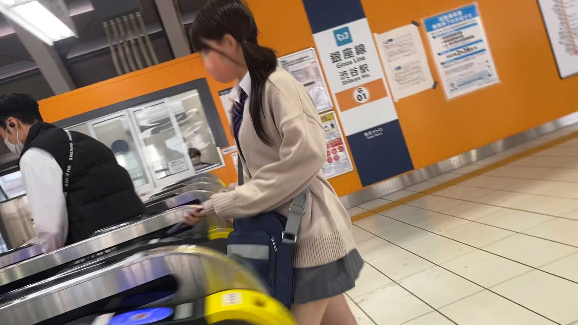 【パンチラ盗撮】帰宅中のスレンダー美脚炉利女子K生を電車内まで追い込んで正面パン凸撮 ※ハプニング有り gallery photo 1