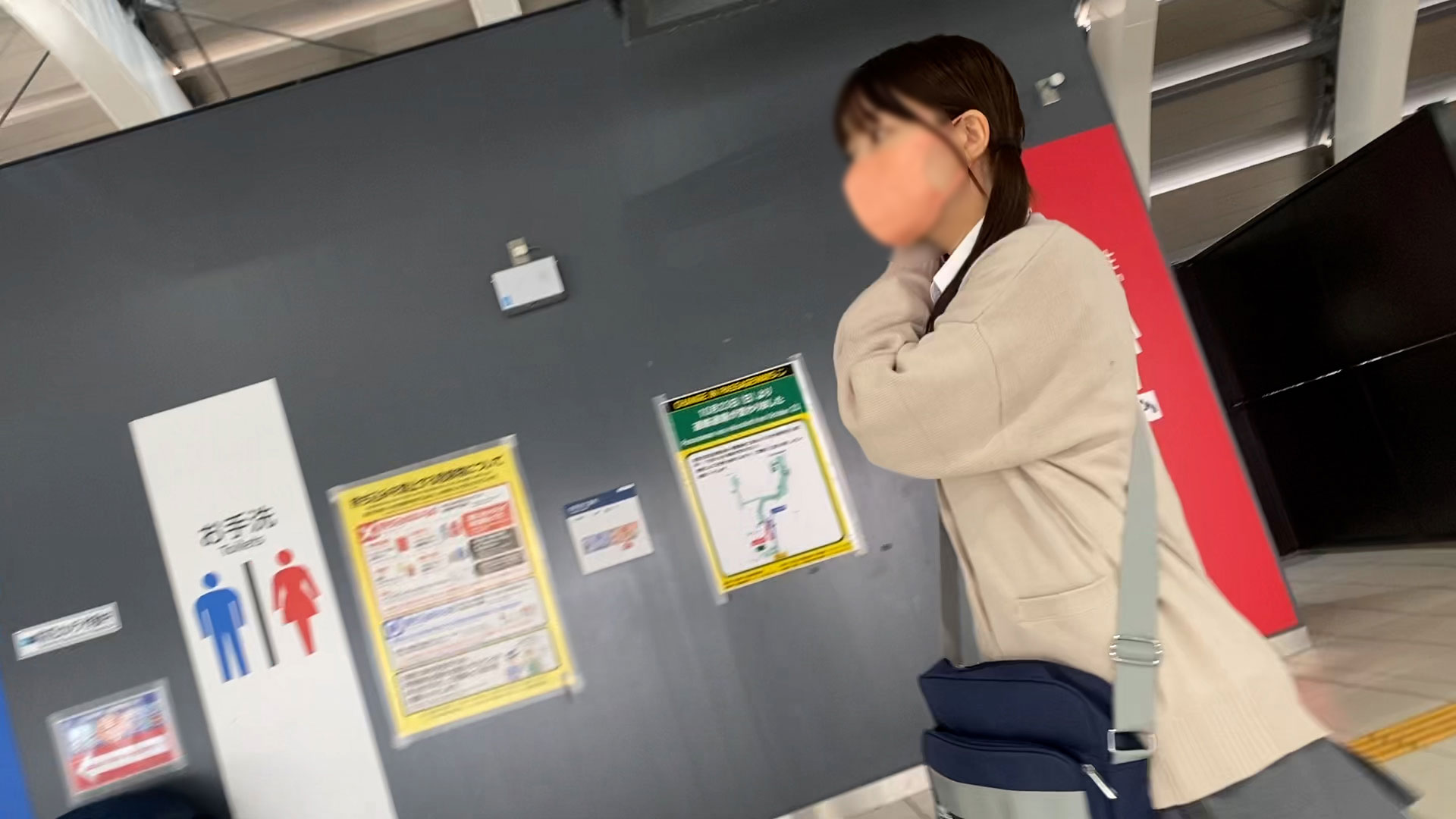 【パンチラ盗撮】帰宅中のスレンダー美脚炉利女子K生を電車内まで追い込んで正面パン凸撮 ※ハプニング有り