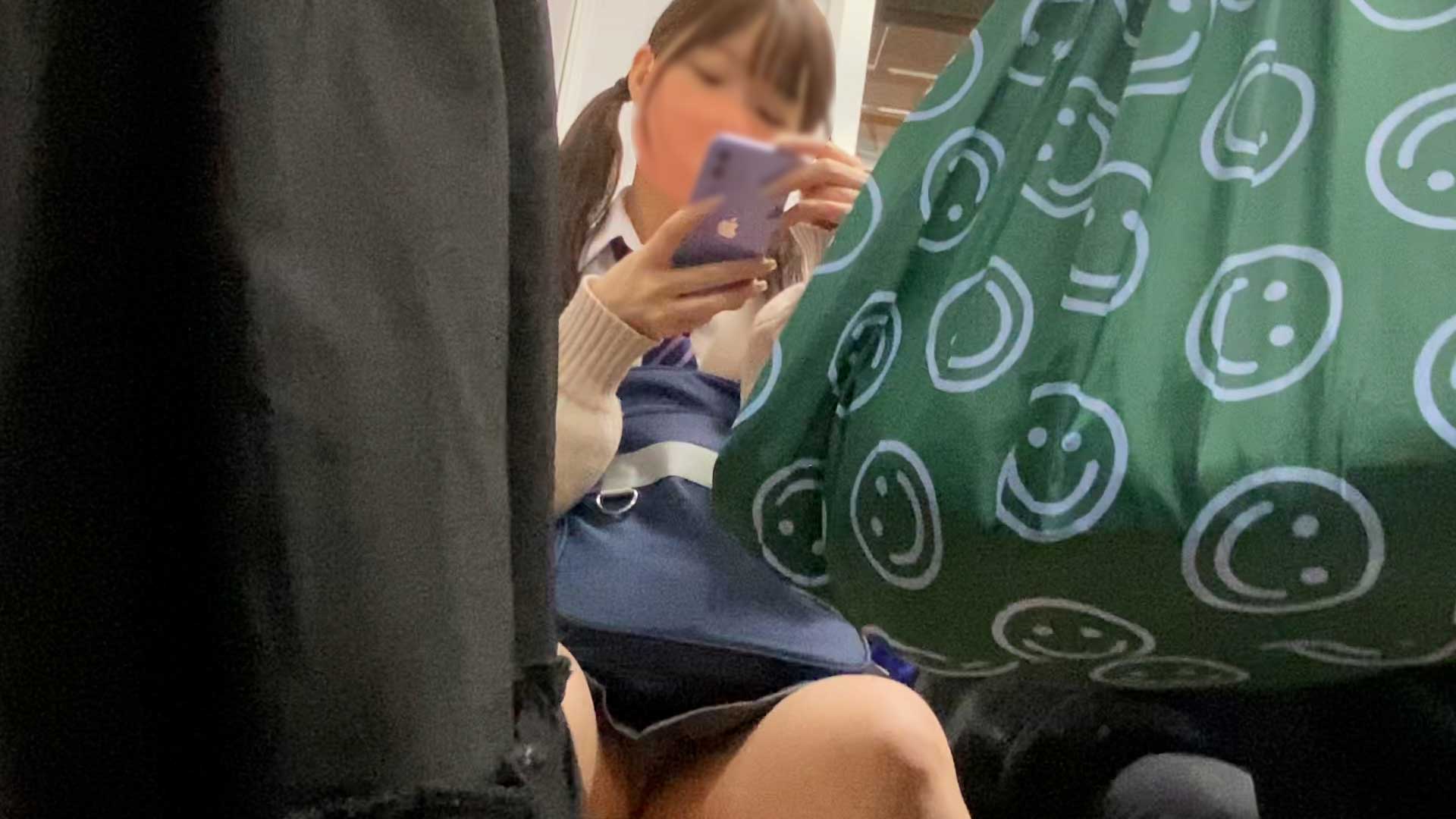 【パンチラ盗撮】帰宅中のスレンダー美脚炉利女子K生を電車内まで追い込んで正面パン凸撮 ※ハプニング有り