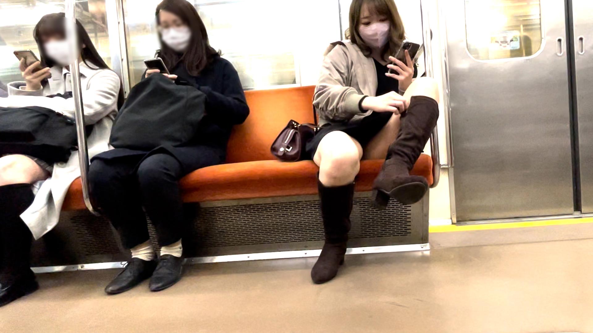 【パンチラ盗撮】LU●INEで働く美人美容部員の仕事帰りを電車内まで追いかけて大胆大股開きを正面パン凸撮