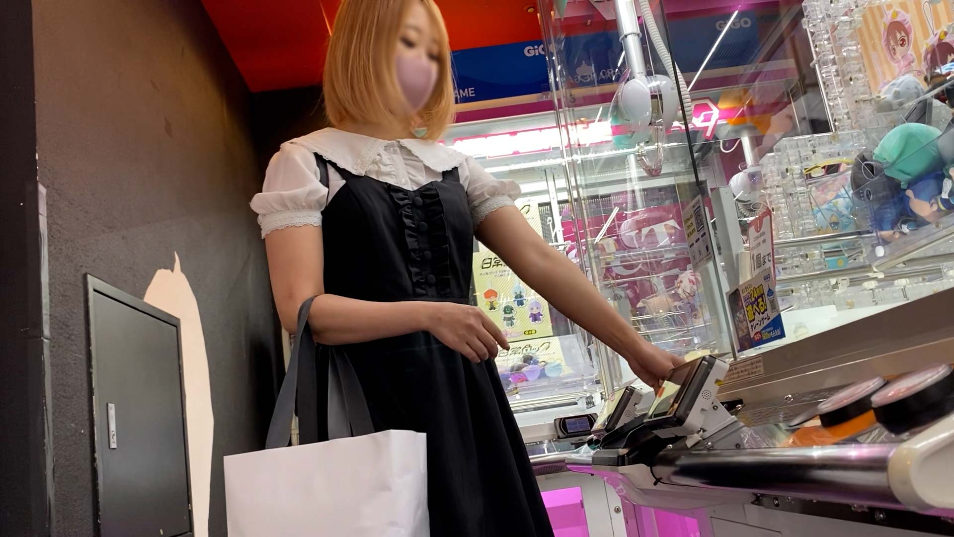 【パンチラ盗撮】ゲームセンターで見つけた金髪陰キャぴえん系少女を背後からスマホ逆さ撮りパン凸