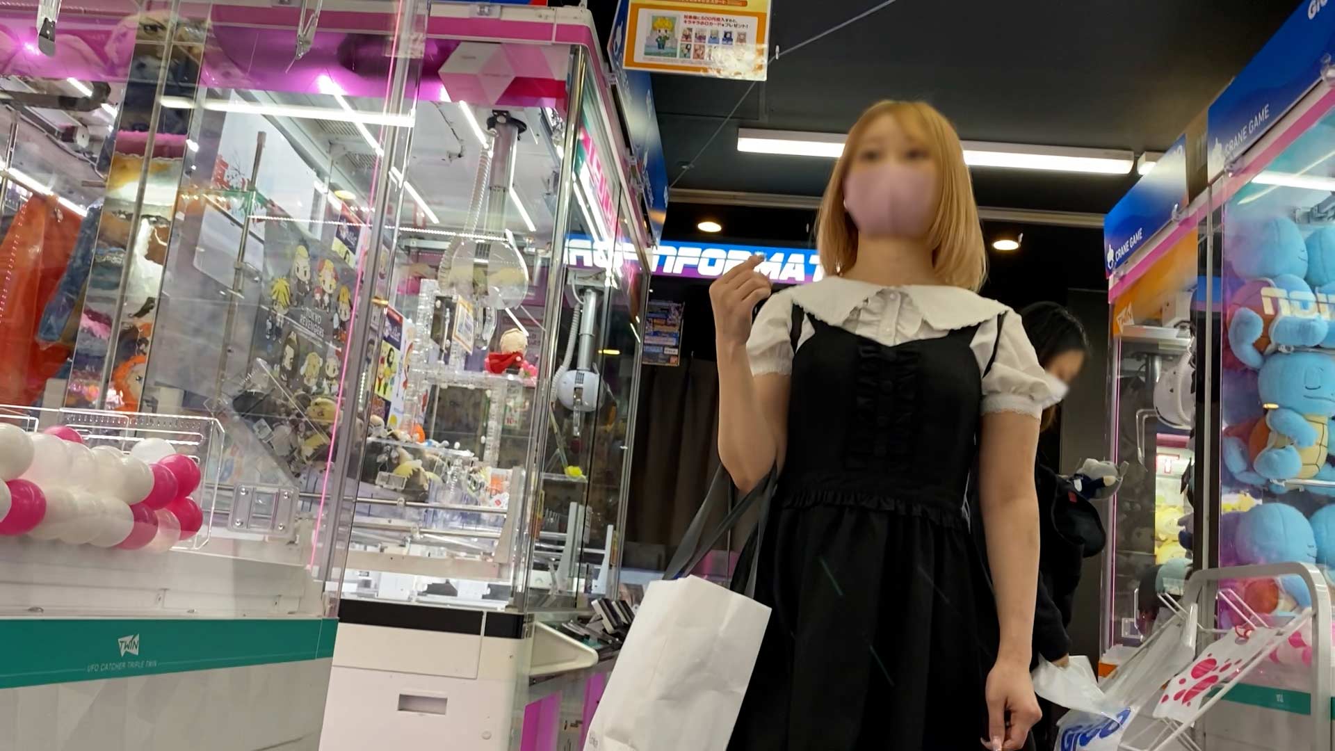 【パンチラ盗撮】ゲームセンターで見つけた金髪陰キャぴえん系少女を背後からスマホ逆さ撮りパン凸 gallery photo 3