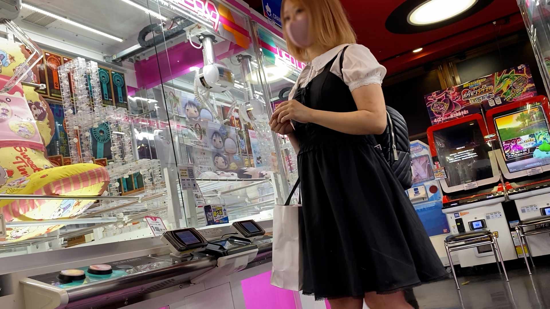 【パンチラ盗撮】ゲームセンターで見つけた金髪陰キャぴえん系少女を背後からスマホ逆さ撮りパン凸