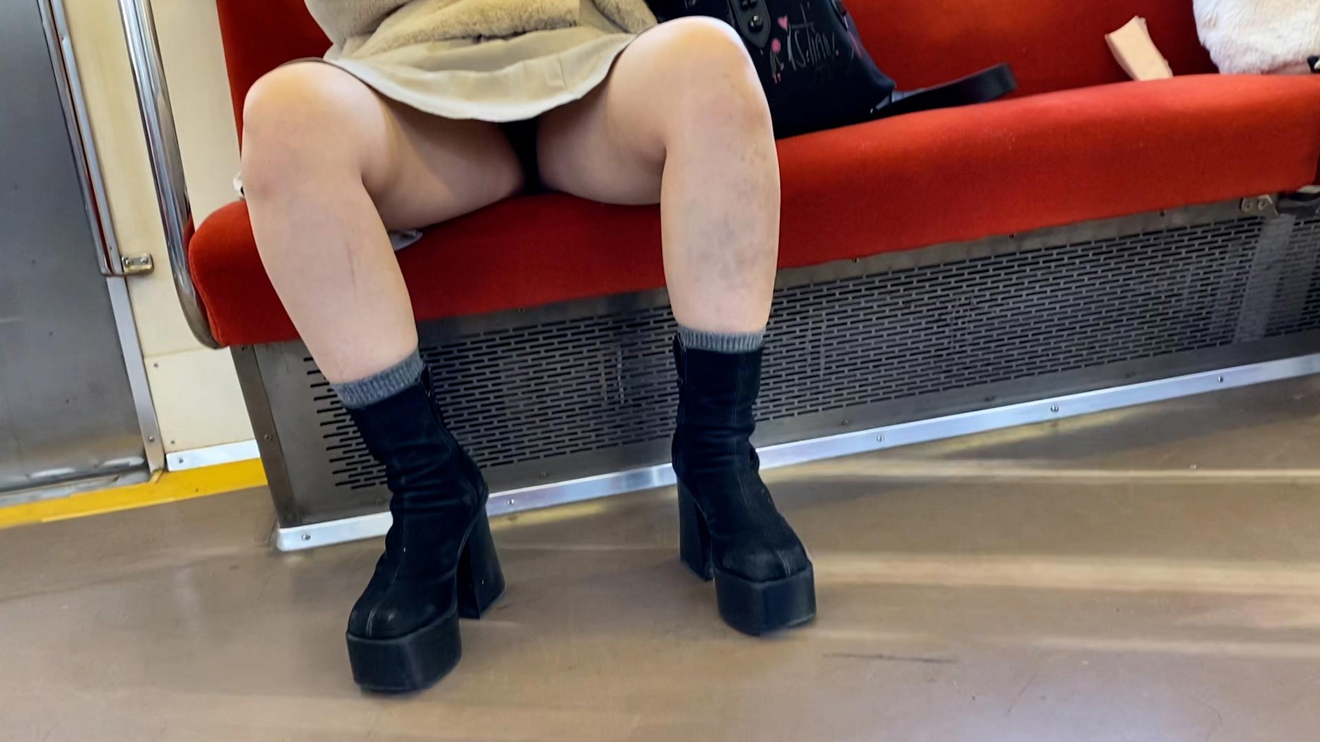 【パンチラ盗撮】駅構内で見つけた色気ムンムン赤髪ネイリスト美女を電車内まで追いかけて大胆大股開きを正面パン凸撮