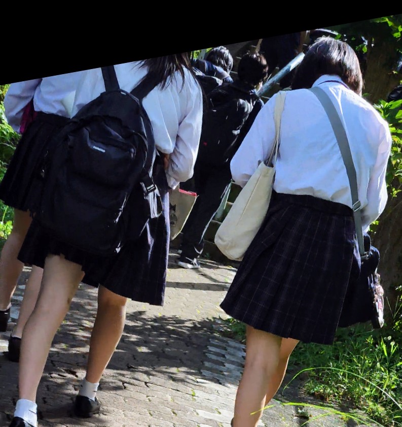 制服女子　逆さ撮り(S)　※高画質で一度の画面に３人同時に下着を拝めます