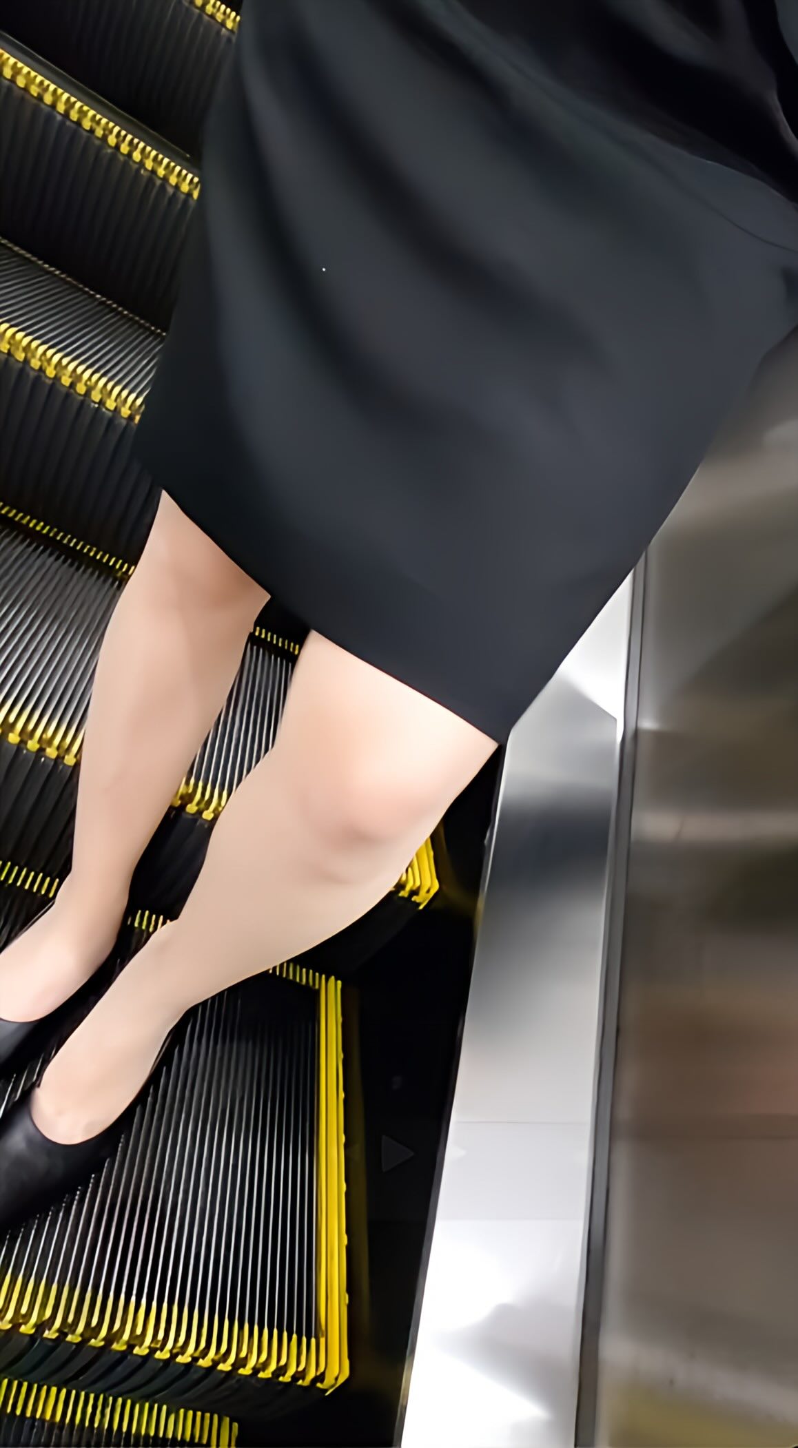 堪らず追跡したミニスカOLちゃんの生P見ちゃいました
