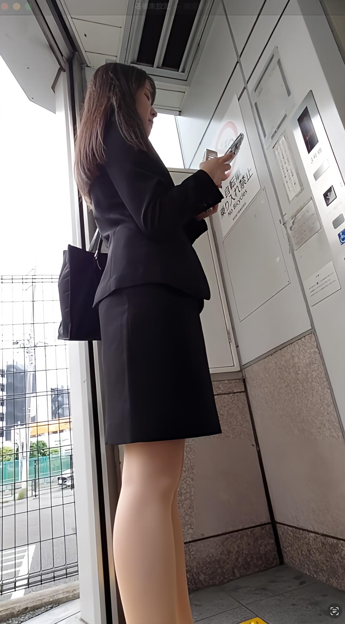 堪らず追跡したミニスカOLちゃんの生P見ちゃいました