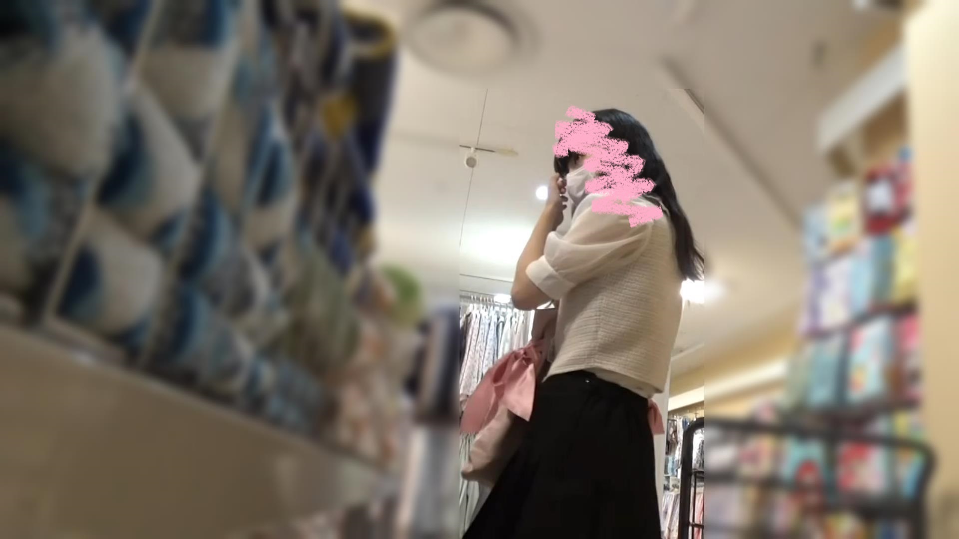 【再販】【 続 若妻のパンティを覗いてみた！】移動した別の店でも徹底粘着！逆さ しゃがみをとことんねらう gallery photo 1