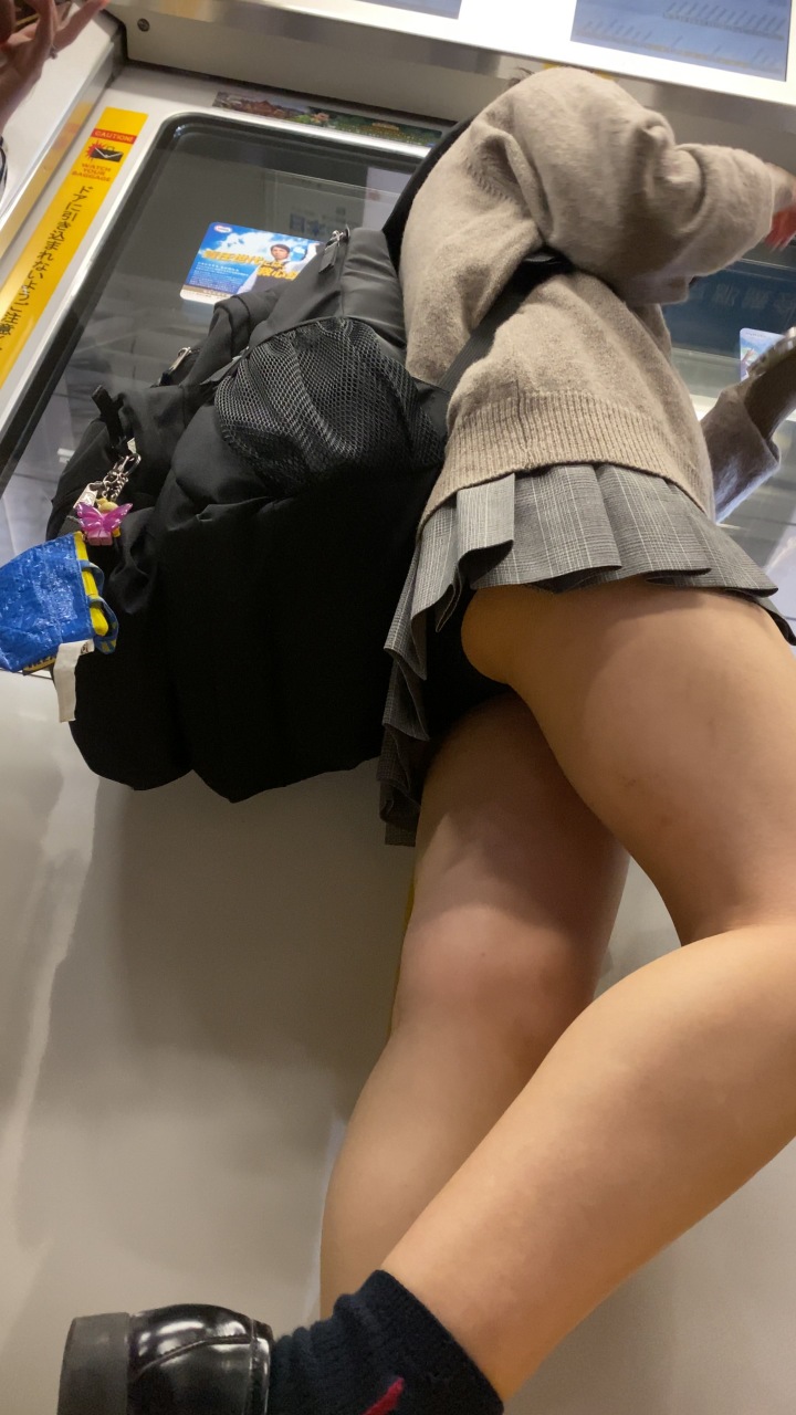 【再販】人気校の制服 電車内 ② グレーの超ミニのJ○ちゃん！ gallery photo 1