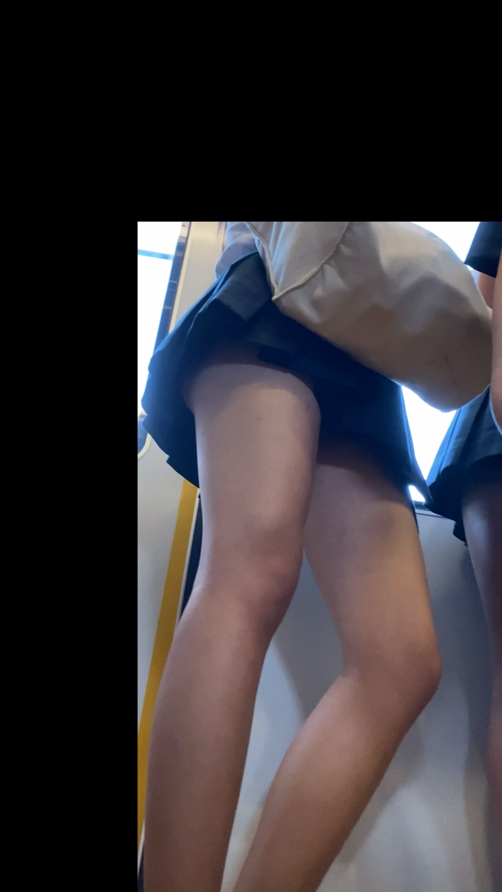 【再販】人気校の制服 電車内 ⑨ スクールカースト頂点の超ミニJ○ gallery photo 2