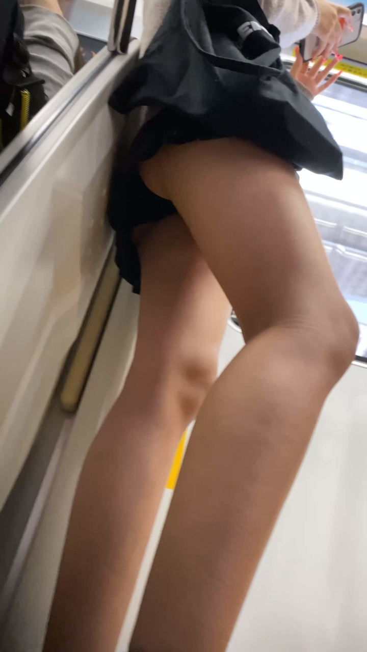 【再販】【4K 版】人気校の制服 電車内 ⑧ モデル級超ミニ美脚J○！ gallery photo 3