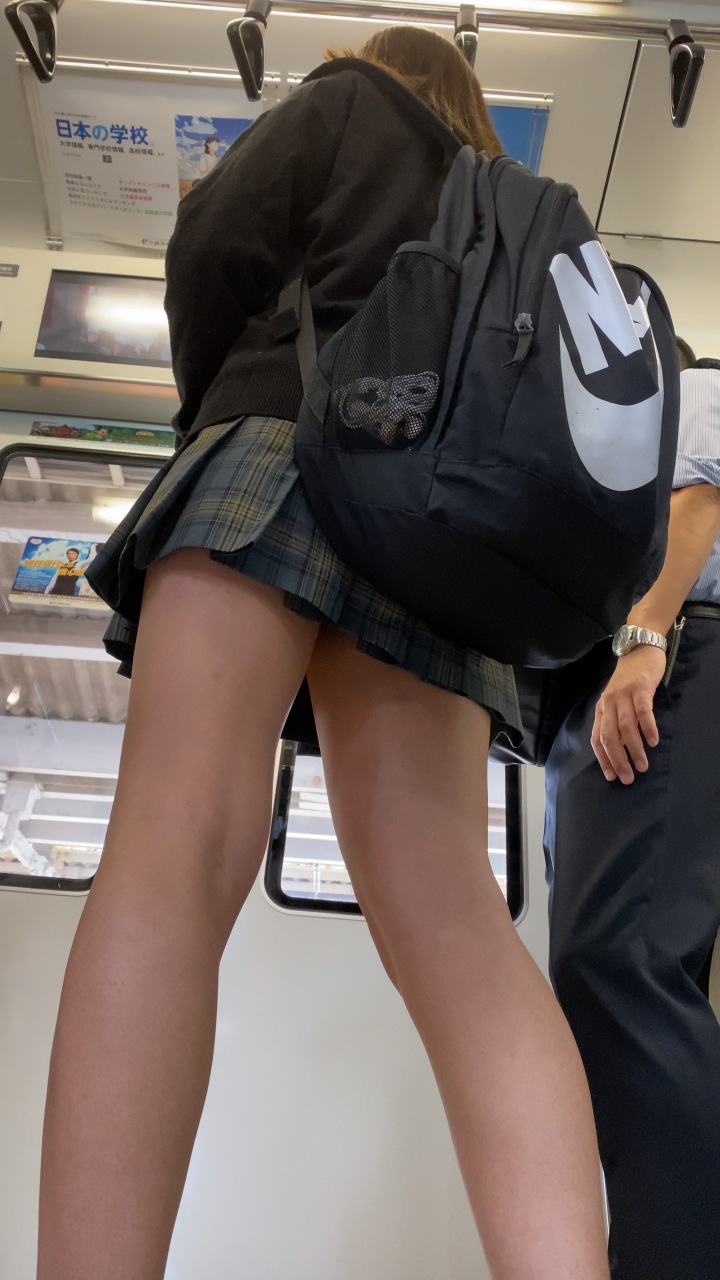 【再販】人気校の制服 電車内 ⑫ 大人し系超ミニチラチラJ○！ gallery photo 4