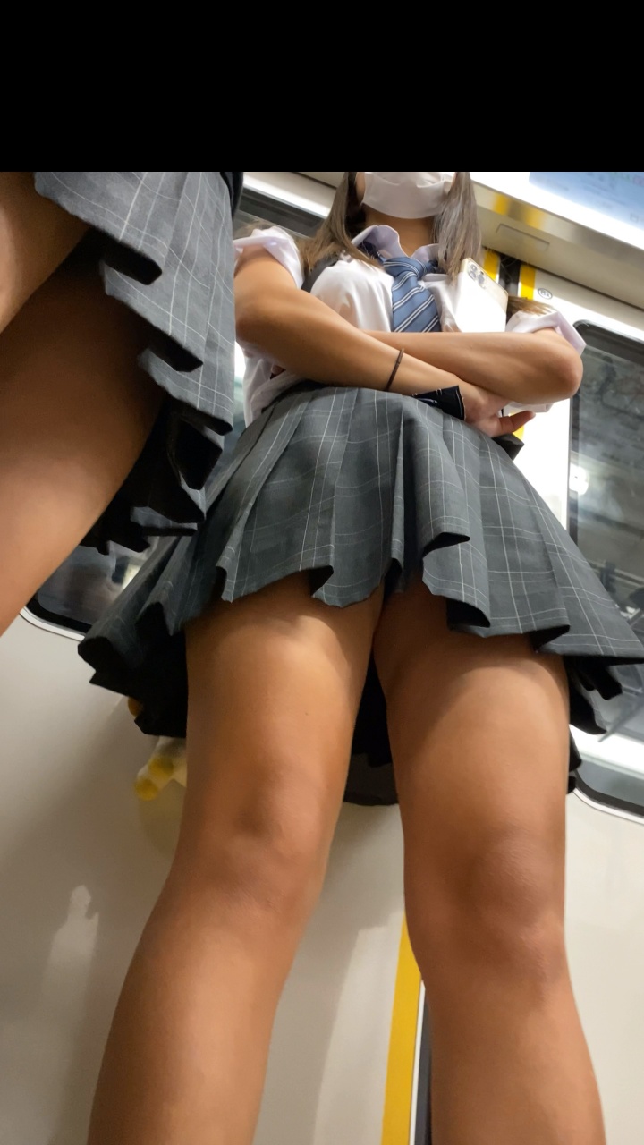 人気校の制服 電車内 ⑬ スカート折りすぎな二人組を下から！