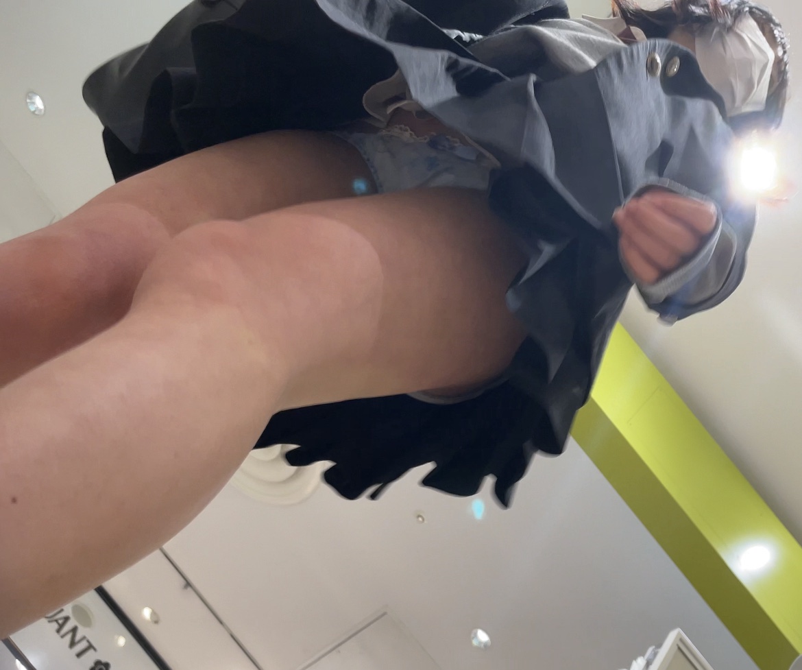 【4K】靴カメ逆さ撮り 雑貨店 JK白サテン生P